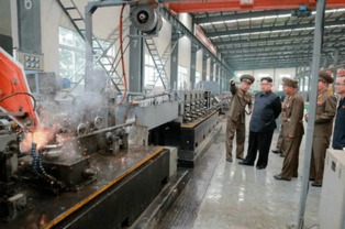 金正恩視察千里馬建材工廠 高度評價生產自動化與新型環保建材發展